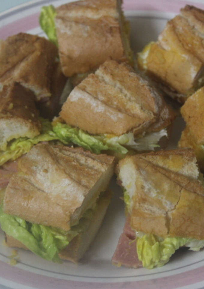 Una foto de Mini bocatas de queso fresco y mortadela