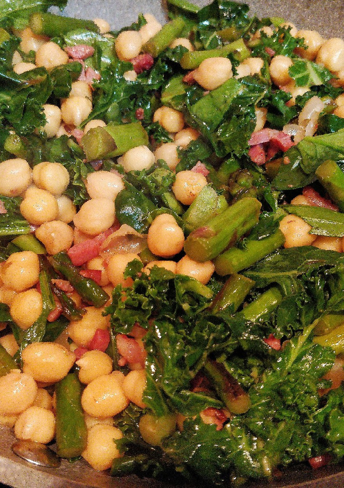 Una foto de Ensalada templada de garbanzos y kale