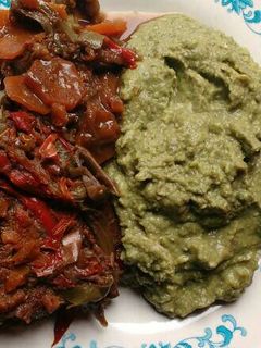 Una foto de Carne mechada con puré de habas
