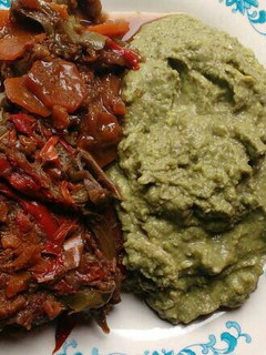 Una foto de Carne mechada con puré de habas