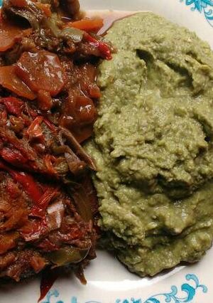 Una foto de Carne mechada con puré de habas
