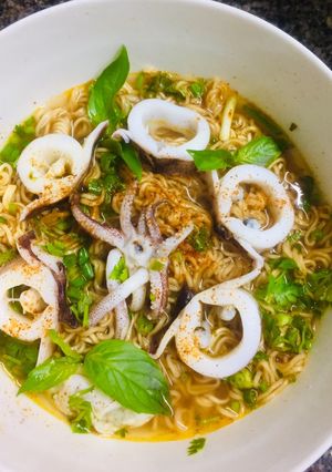 Hình của món Mì gói mực lá.