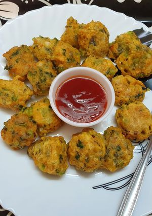 A picture of Crispy Mixed Veg Egg Pakoda.
