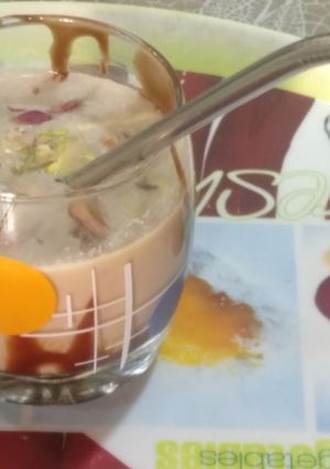ચોકલેટ મિલ્ક શેક (Chocolate Milkshake Recipe In Gujarati) રેસીપી મુખ્ય ફોટો