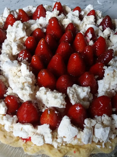 Una foto de Tarta de frutillas, crema pastelera y merengue seco🍓🍓