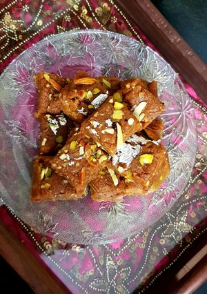 बेसन की चक्की(besan ki chikki recipe in hindi) रेसिपी मुख्य फोटो