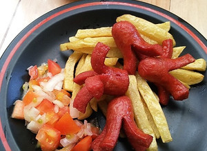 Una foto de Salchipapa ecuatoriana
