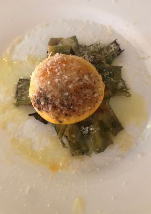 Una foto de Alcachofa con huevo y queso parmesano