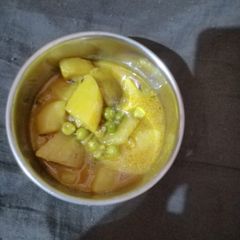 A picture of Aloo matar.