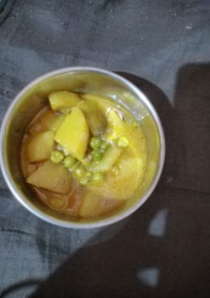 A picture of Aloo matar.