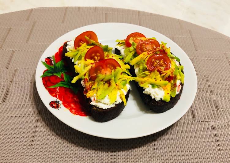 Бутерброды с авокадо и творожным сыром