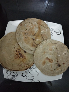 બાજરી ના રોટલા (Bajri Rotla Recipe In Gujarati) રેસીપી મુખ્ય ફોટો