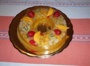 Una foto de ensalada de frutas