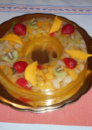 Una foto de Gelatina de coctel de frutas y mango