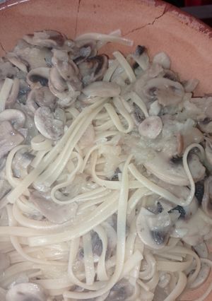 Una foto de Espaguetis mediterráneos con champiñones al vino blanco