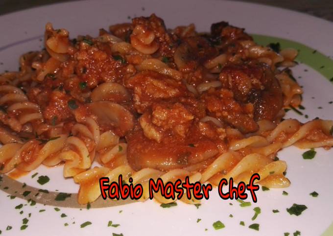 Fusilli alla Bolognese con Funghi Champignon