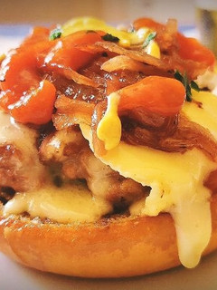 Una foto de Hamburguesa de ternera con Camembert y Cebolla caramelizada