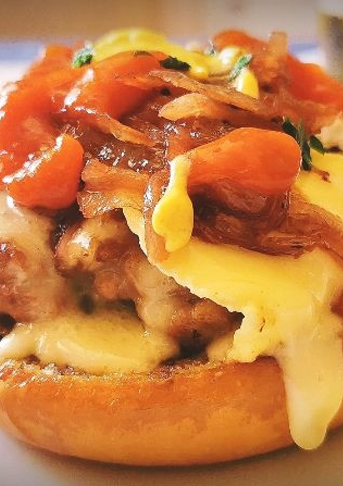 Una foto de Hamburguesa de ternera con Camembert y Cebolla caramelizada