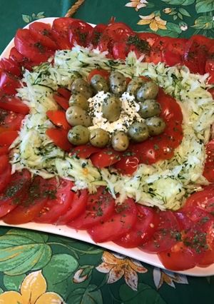 Une photo de Salade de tomates, courgette, olives, feta et persil
