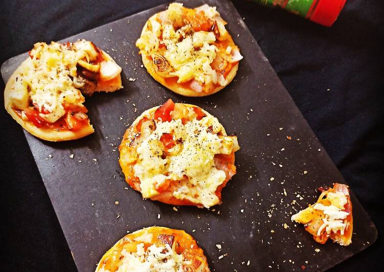 Recipe of Super Quick Homemade Italian Cheese Mini Pizza