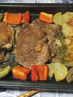 Una foto de Contramuslo de pavo con patatas al chimichurri