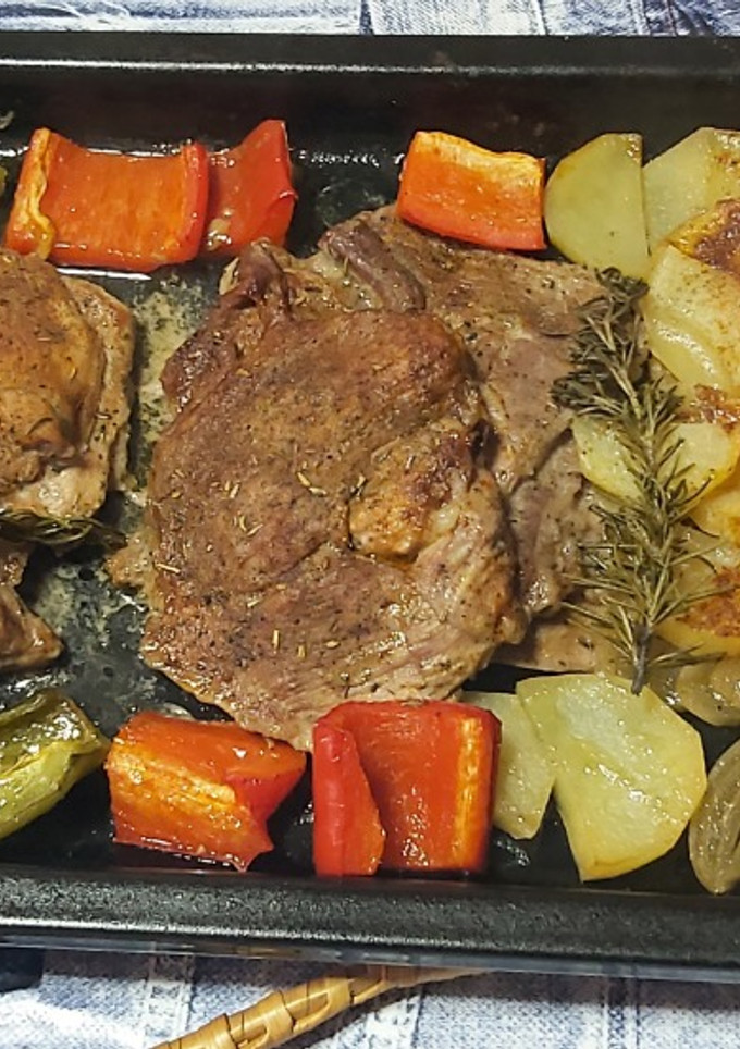 Una foto de Contramuslo de pavo con patatas al chimichurri