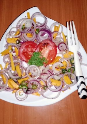 A picture of Raw turmeric & onion salad 🥗.