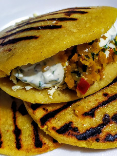 Una foto de AREPAS ASADAS, rellenas con Cabeza de🙀Gato...!😻