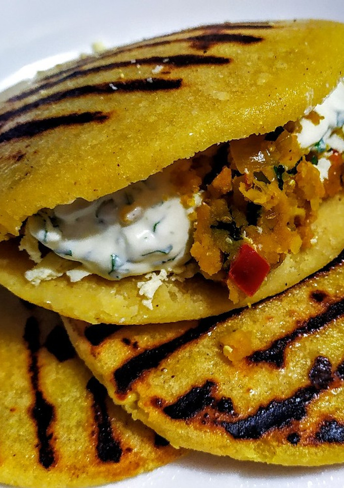 Una foto de AREPAS ASADAS, rellenas con Cabeza de🙀Gato...!😻