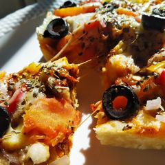 A picture of Suji base instant piza.