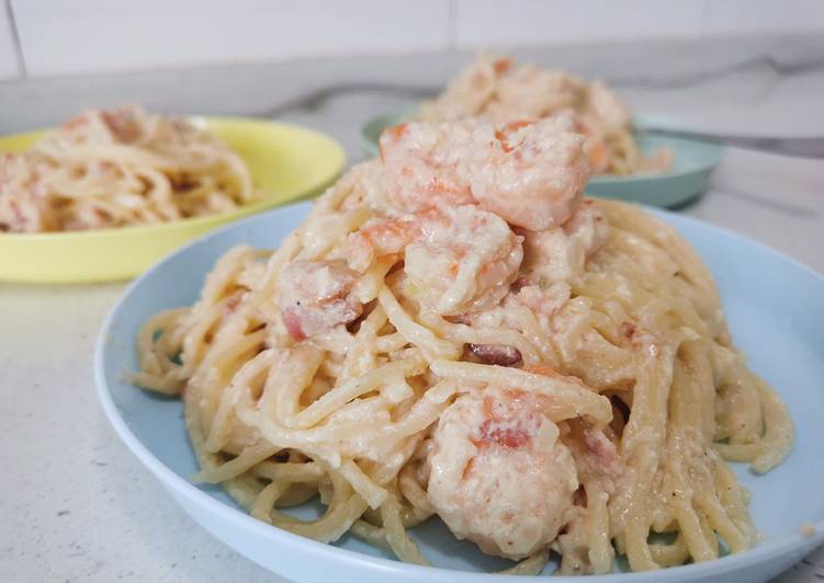 Spaghetti Carbonara with Prawns and Bacon