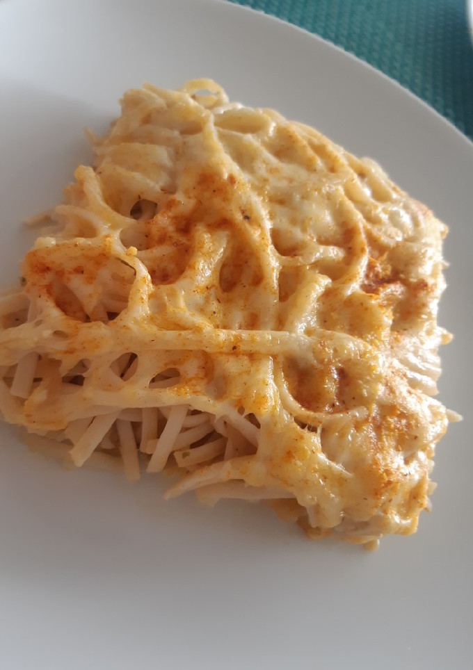Una foto de Tallarines con queso y cebolla estilo Alicia 🧀