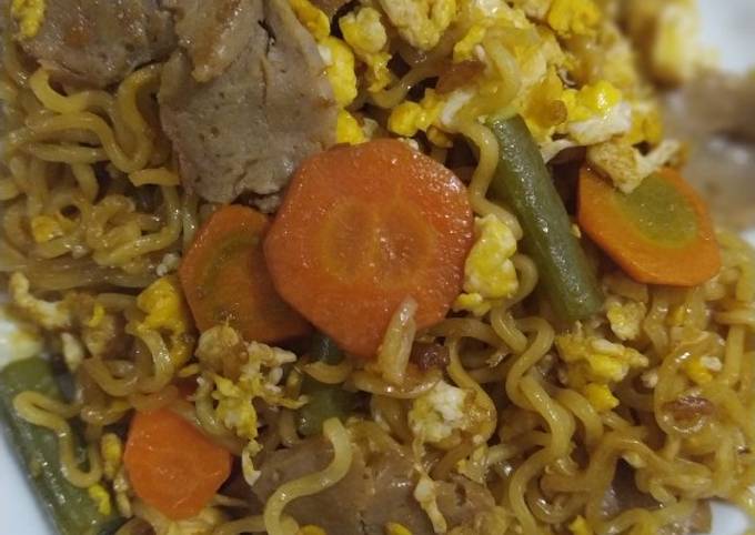 Indomie goreng toping bakso, wortel, buncis