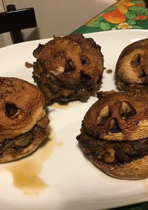 Une photo de Champignons monstres farcis (oignon de roscoff,salicornes,sauce tomate maison,épices)