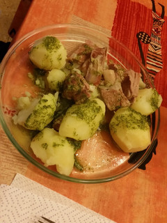 Una foto de Papas con costillas y piñas