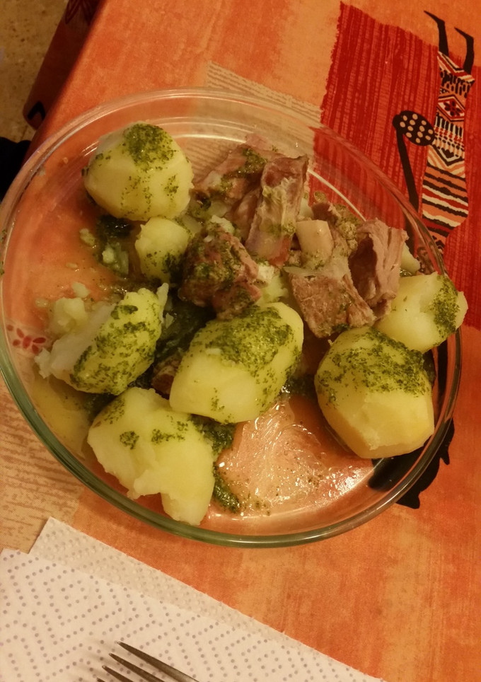 Una foto de Papas con costillas y piñas