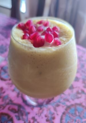 A picture of Mango milkshake with vanilla ice cream.