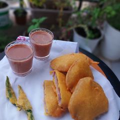 A picture of Ratalu puri/yam pakoda.