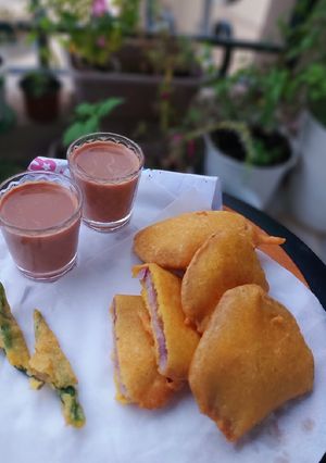 A picture of Ratalu puri/yam pakoda.
