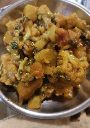 आलू गोभी की सब्जी (aloo gobi ke sabzi recipe in Hindi) रेसिपी मुख्य फोटो