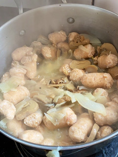 Una foto de Longaniza de pollo al vino con champiñones
