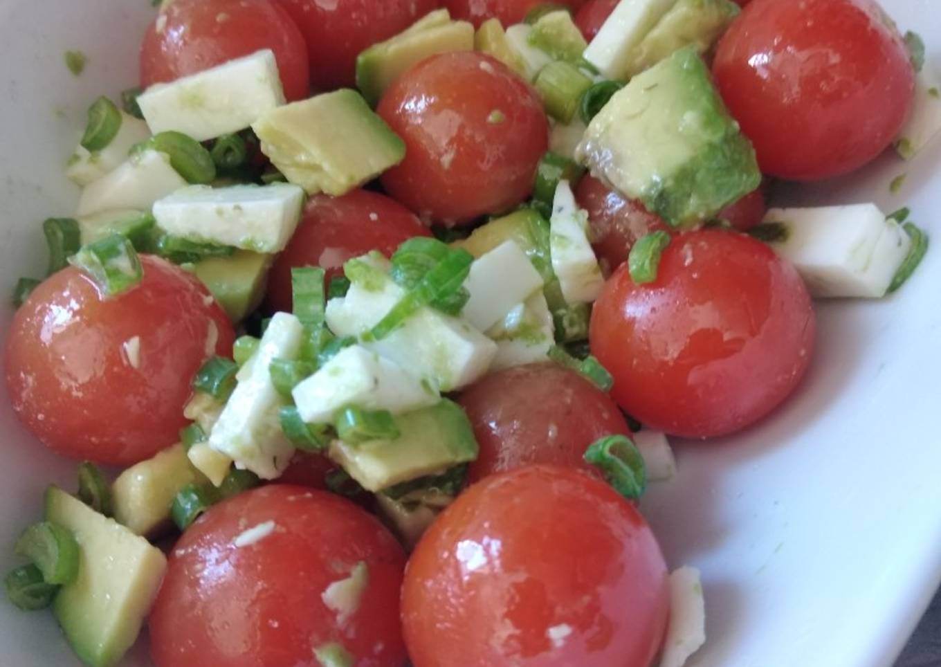 Tomate cherry, con palta y queso de cabra