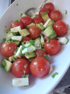Una foto de Tomate cherry, con palta y queso de cabra