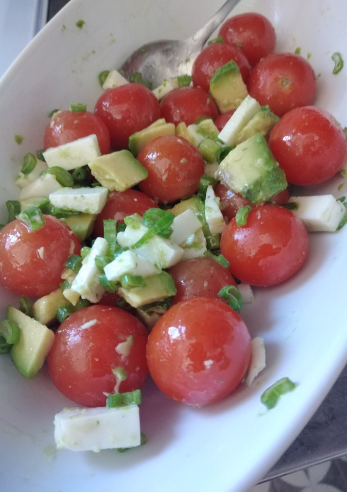 Una foto de Tomate cherry, con palta y queso de cabra