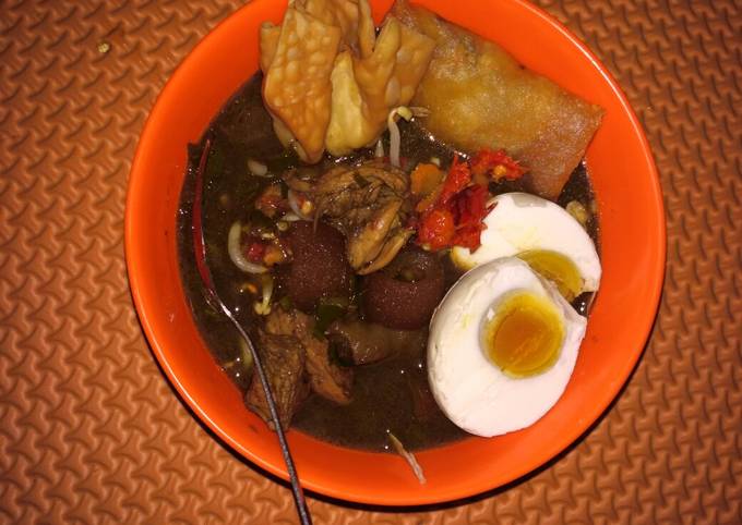 Bagaimana Membuat Rawon Ayam Bumbu Instan, Lezat