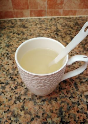 صورة لوصفة ماء دافئ بالحامض والعسل