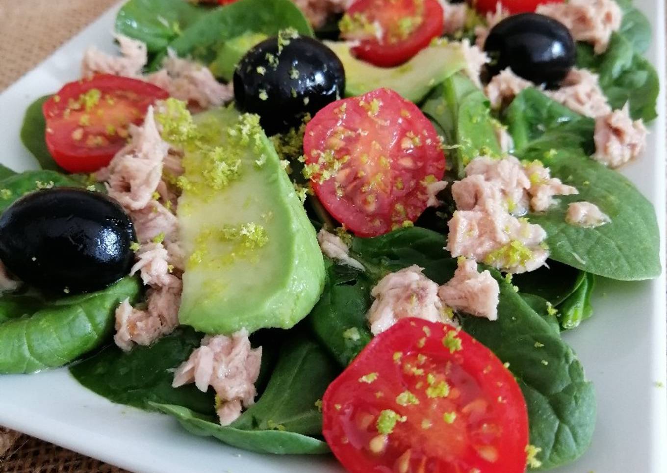 Ensalada de espinacas, atún y aguacate