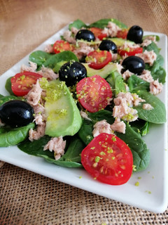 Una foto de Ensalada de espinacas, atún y aguacate