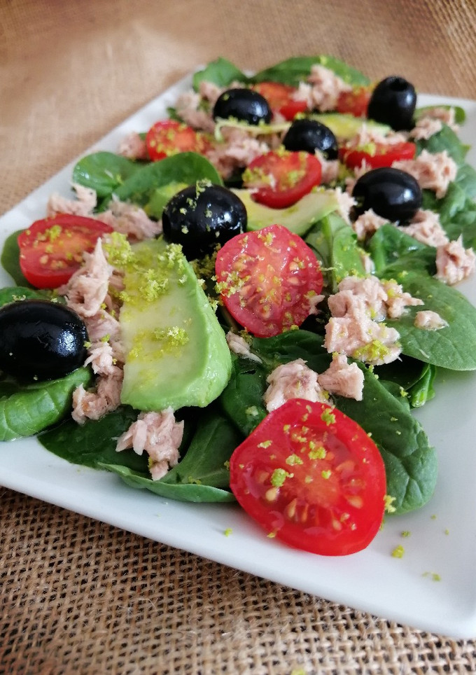 Una foto de Ensalada de espinacas, atún y aguacate