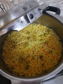 मटार पुलाव (Matar Pulao Recipe In Marathi) रेसिपी चे मुख्य फोटो